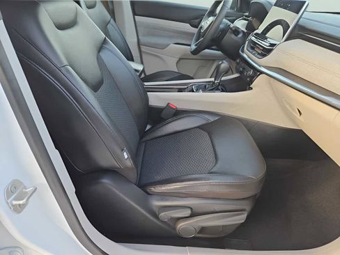 Used 2024 Jeep Compass Latitude image 36