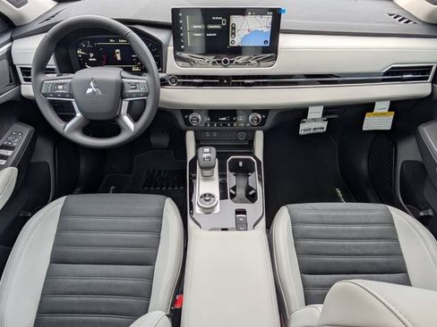 New 2025 Mitsubishi Outlander SE image 27