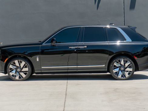 Used 2025 Rolls-Royce Cullinan AWD/4WD image 2