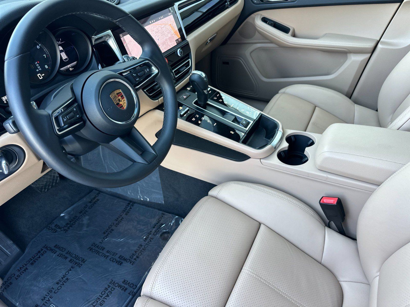 Certified 2026 Porsche Macan AWD/4WD image 4