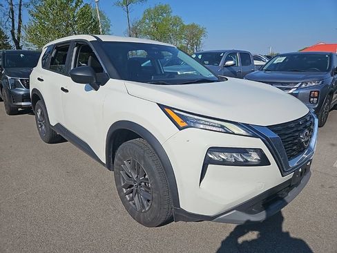 Used 2023 Nissan Rogue S image 2