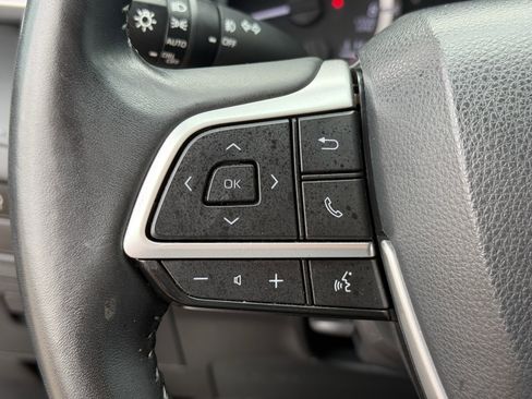 Used 2023 Toyota Highlander L image 16