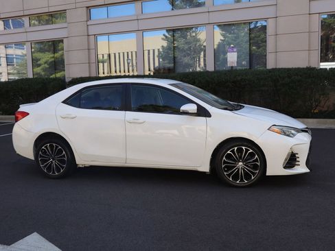 Used 2018 Toyota Corolla SE w/ SE Premium Package FWD image 2