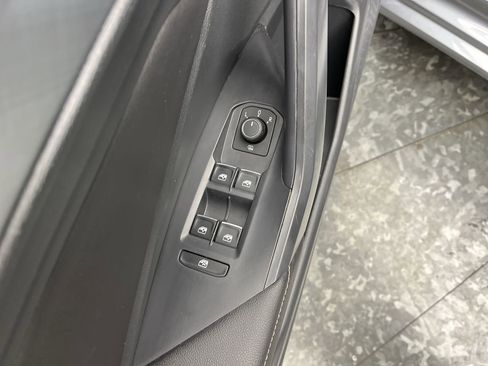 Used 2023 Volkswagen Jetta SE w/ Panoramic Sunroof Package image 9