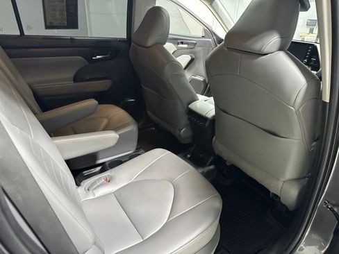 Used 2022 Toyota Highlander XLE AWD/4WD image 29
