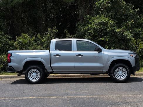 Used 2024 Chevrolet Colorado W/T RWD image 2