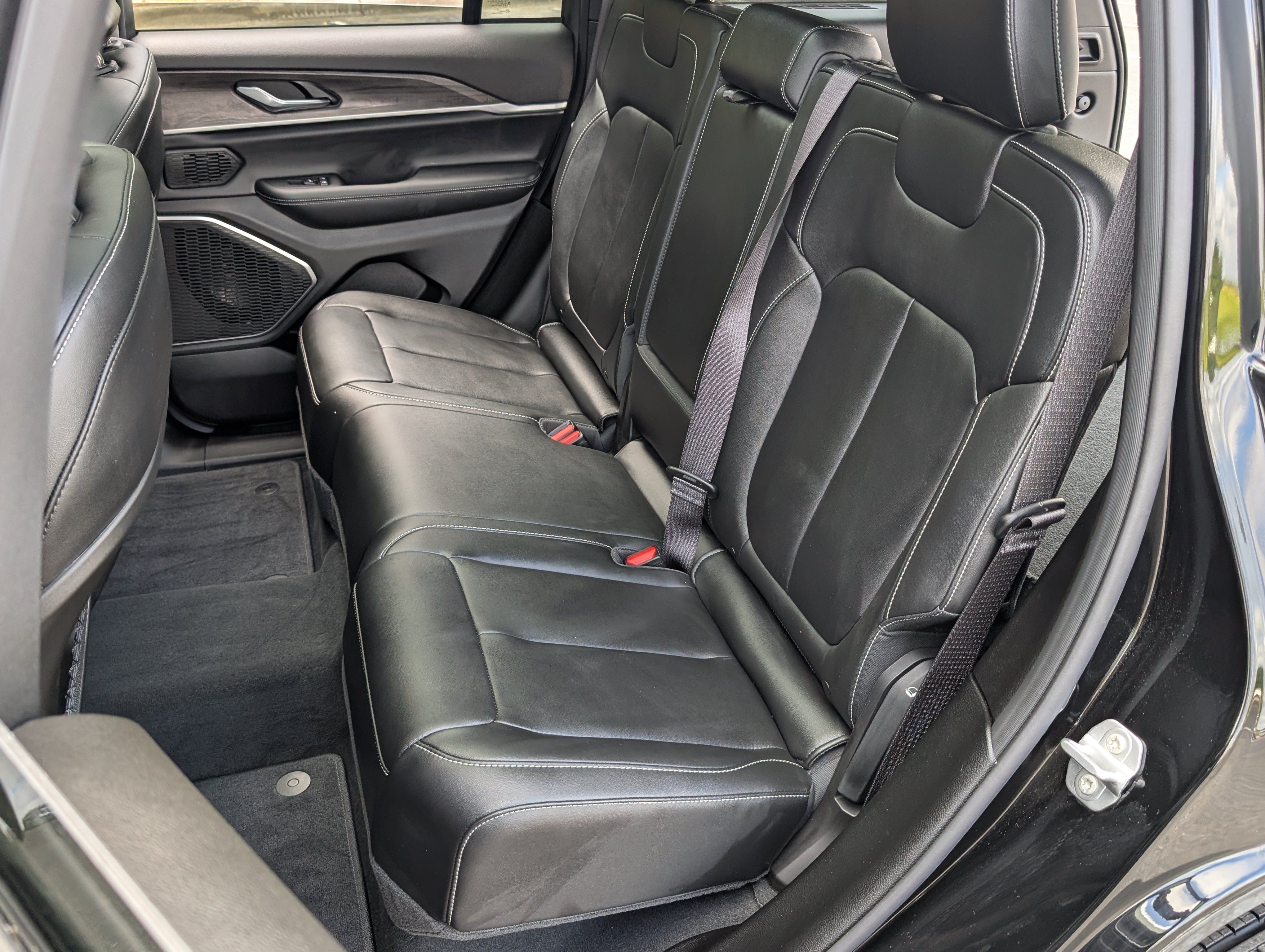 Used 2025 Jeep Grand Cherokee Limited w/ Black Appearance Package RWD image 18