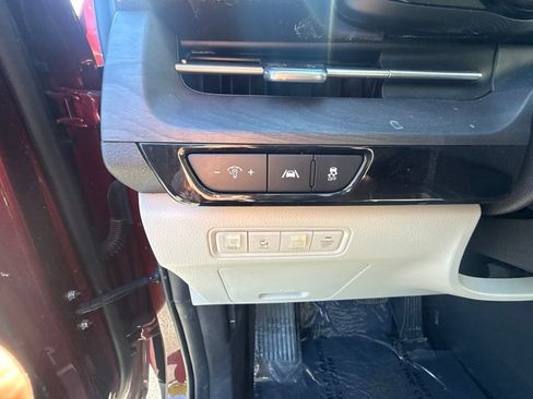 Used 2024 Kia Carnival EX FWD image 19