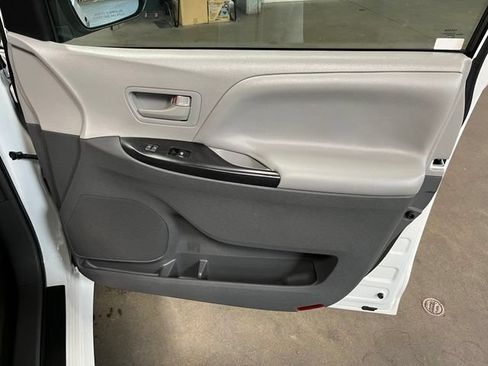 Used 2017 Toyota Sienna L FWD image 13