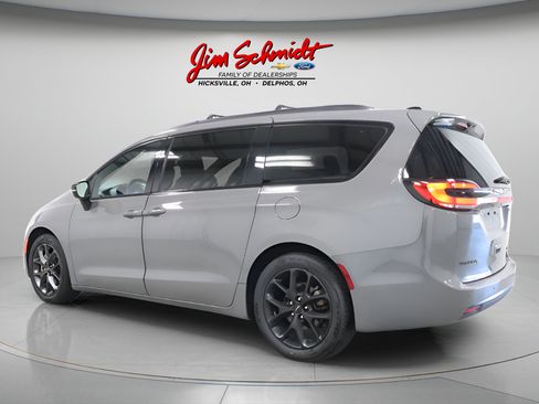 Used 2025 Chrysler Pacifica Limited FWD image 4