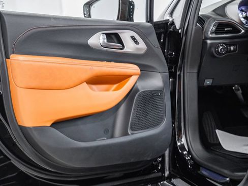 New 2026 Chrysler Pacifica Pinnacle image 33