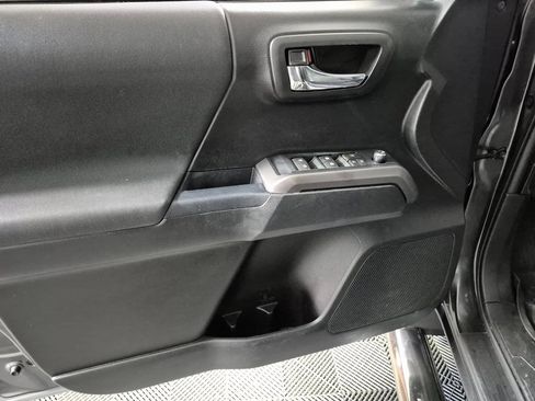 Used 2017 Toyota Tacoma TRD Sport image 12