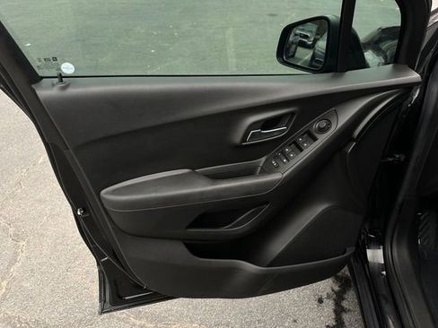Used 2019 Chevrolet Trax LT w/ LT Convenience Package image 13