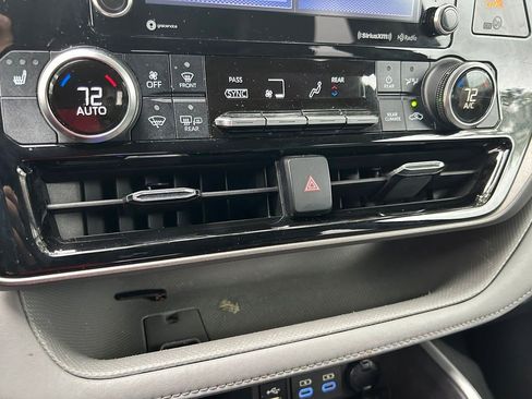 Used 2022 Toyota Highlander XLE AWD/4WD image 26