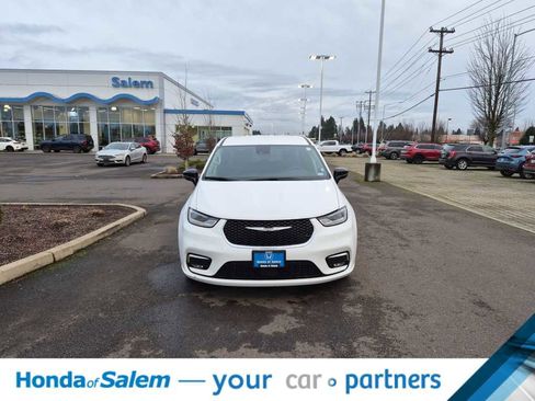 Used 2024 Chrysler Pacifica Touring-L image 6