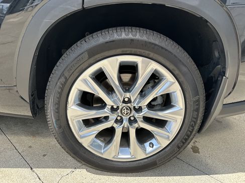 Used 2023 Toyota Highlander Limited image 14