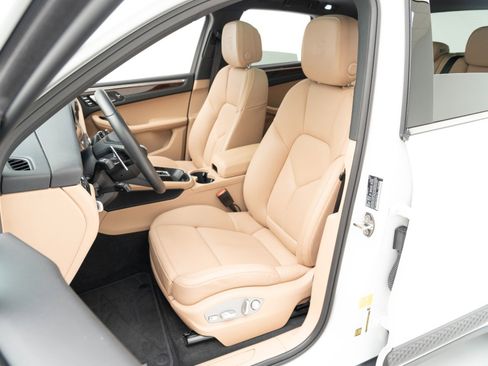 Used 2025 Porsche Macan image 5