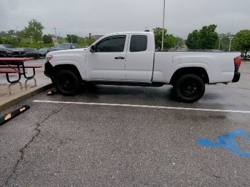 Used 2022 Toyota Tacoma SR RWD image 3