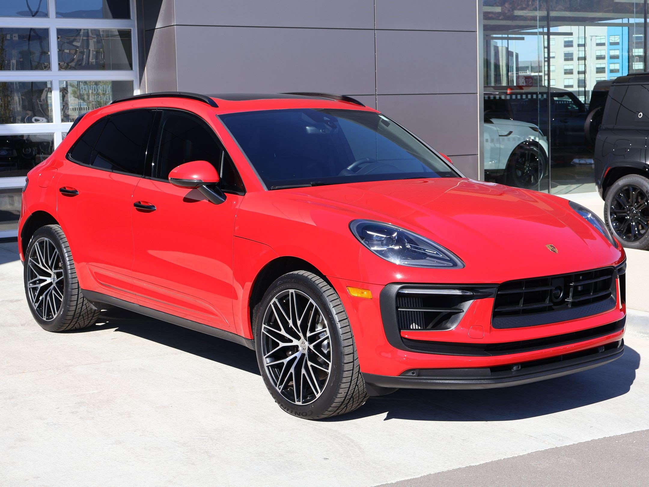 Used 2023 Porsche Macan S AWD/4WD image 3