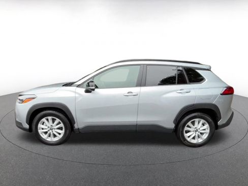 Used 2025 Toyota Corolla Cross LE image 9