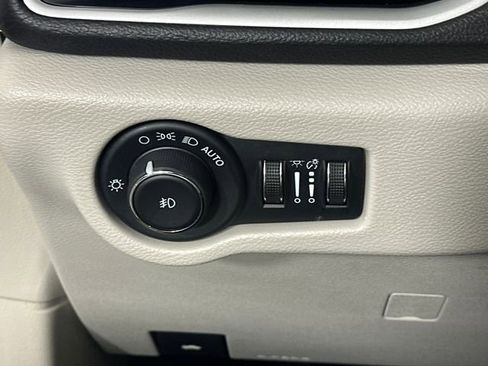 Used 2024 Chrysler Pacifica Select image 19