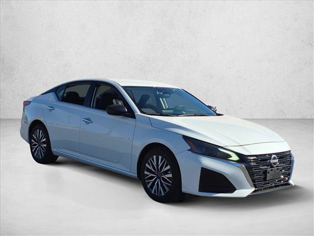 Used 2025 Nissan Altima 2.5 SV FWD image 3