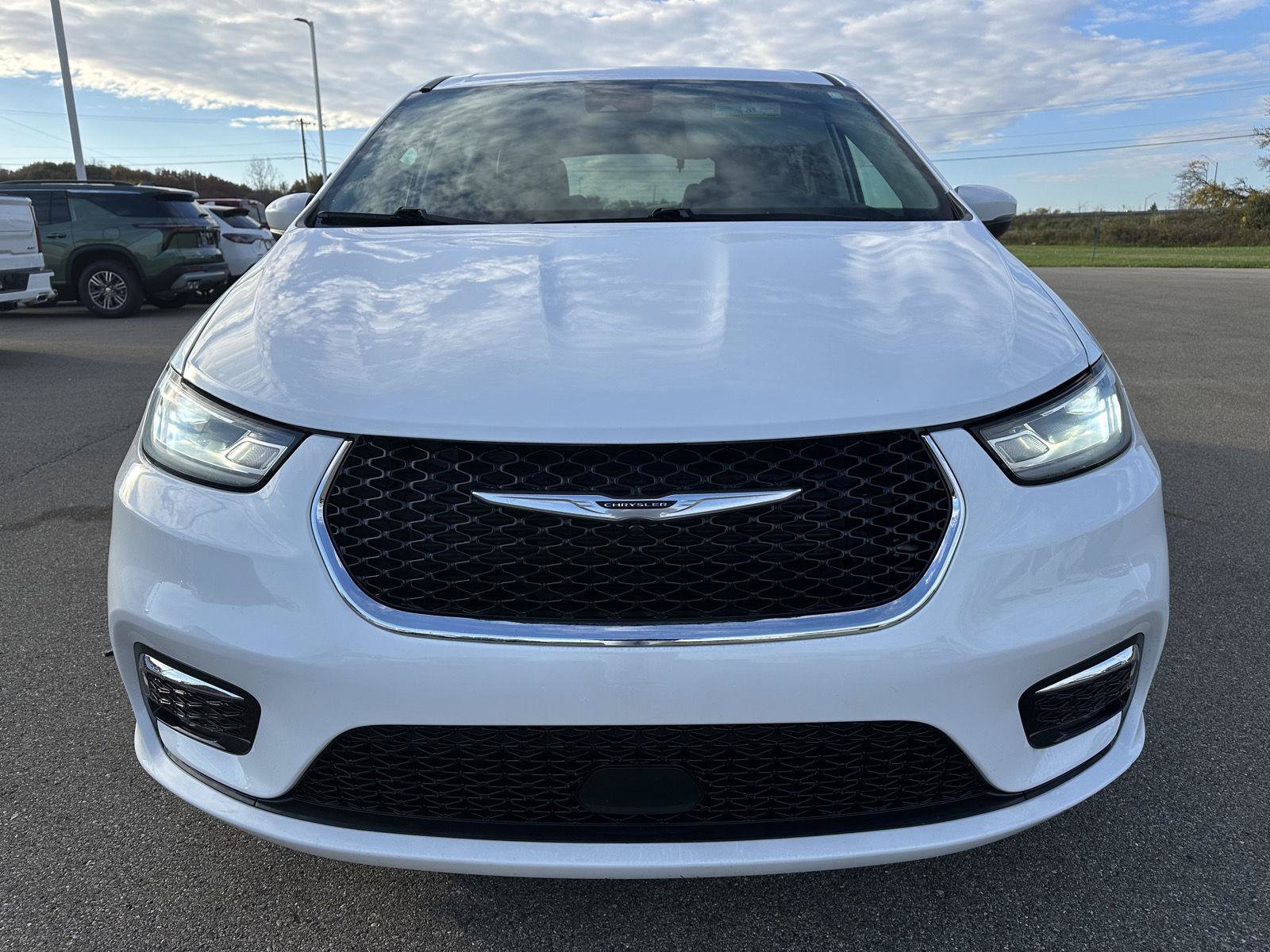 Used 2023 Chrysler Pacifica Touring-L FWD image 6