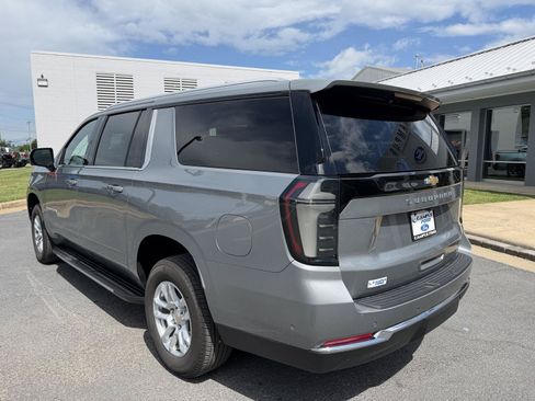 Used 2025 Chevrolet Suburban LT w/ Comfort Package AWD/4WD image 3