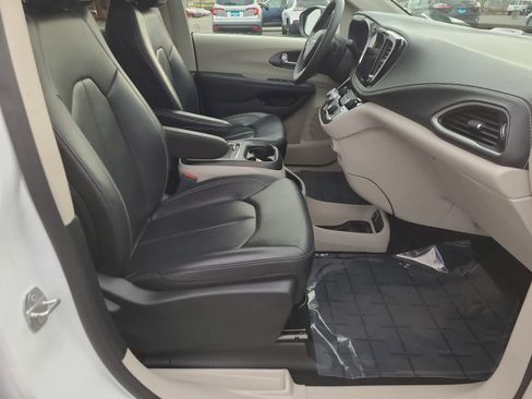 Used 2023 Chrysler Pacifica Touring-L image 22