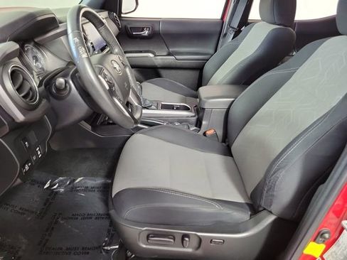 Used 2022 Toyota Tacoma TRD Sport w/ Technology Package AWD/4WD image 19