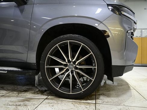 Used 2022 Chevrolet Suburban LT w/ Luxury Package image 9