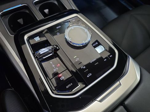 Used 2025 BMW 740i image 25