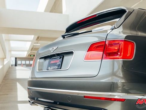 Used 2017 Bentley Bentayga image 38
