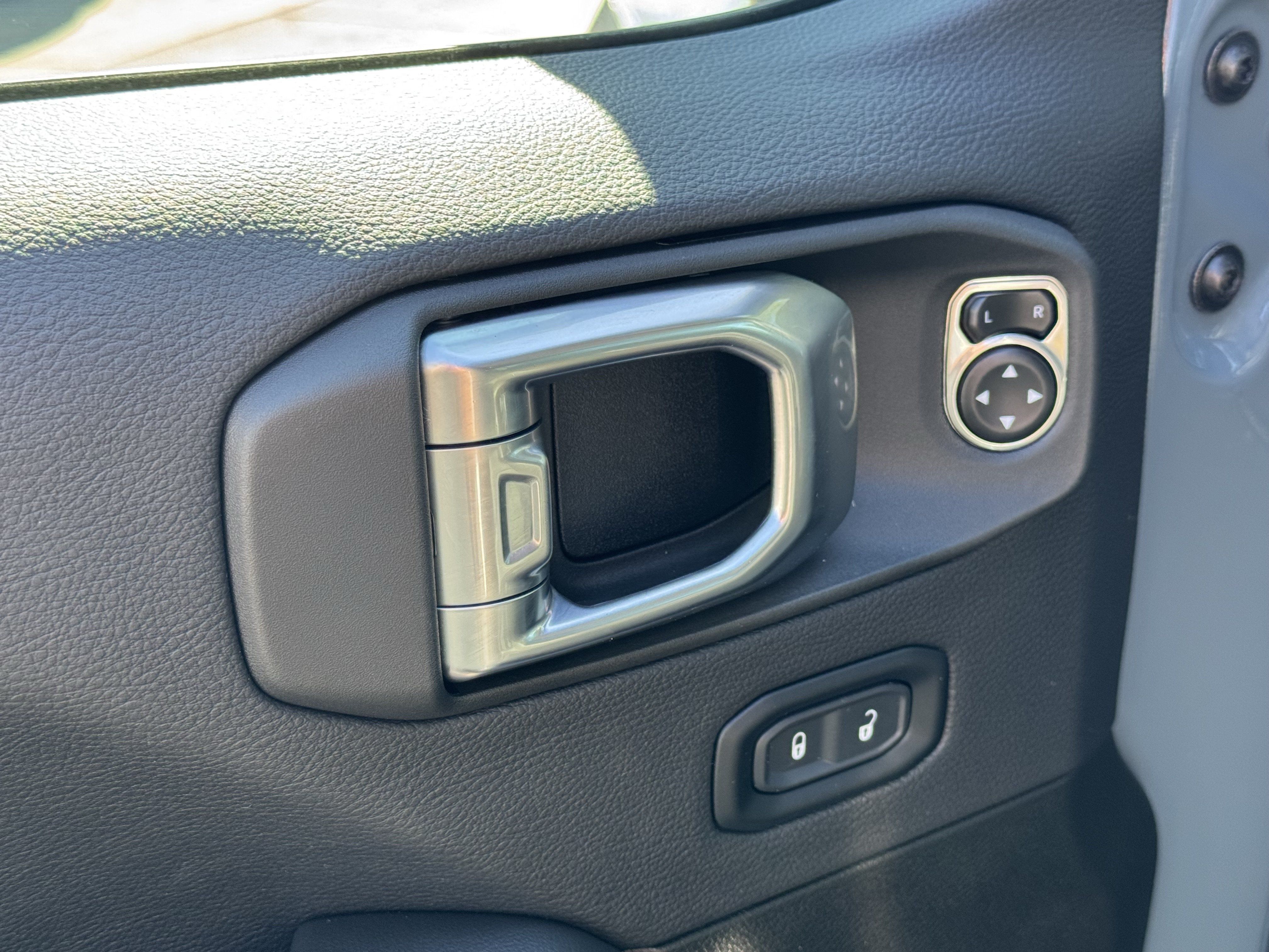 Used 2024 Jeep Wrangler Unlimited Sahara AWD/4WD image 13