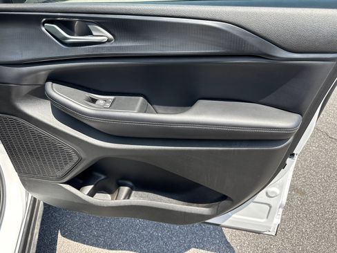 Certified 2024 Jeep Grand Cherokee Altitude RWD image 17