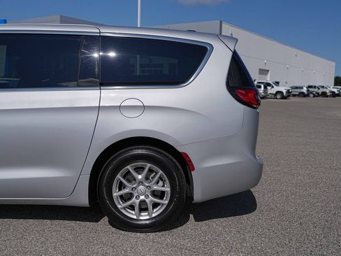 Used 2026 Chrysler Pacifica Select FWD image 12