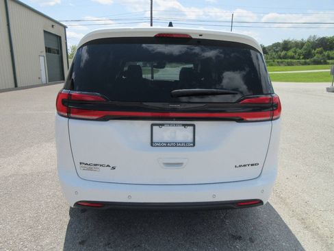 Used 2025 Chrysler Pacifica Limited FWD image 6