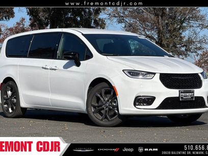 New 2026 Chrysler Pacifica Select
