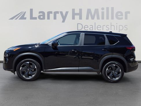 Used 2025 Nissan Rogue SV AWD/4WD image 2