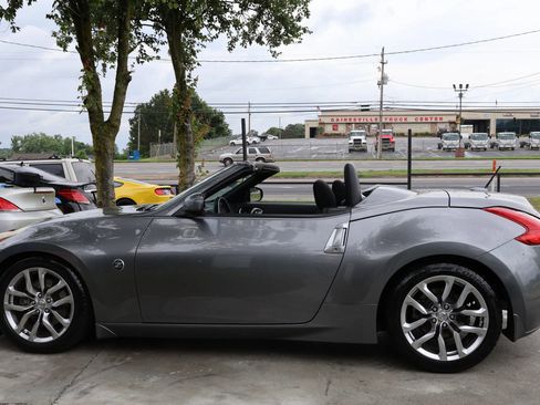 Used 2013 Nissan 370Z Roadster image 11