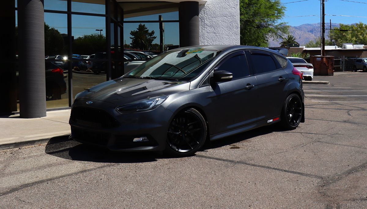 Used 2018 Ford Focus ST FWD image 2