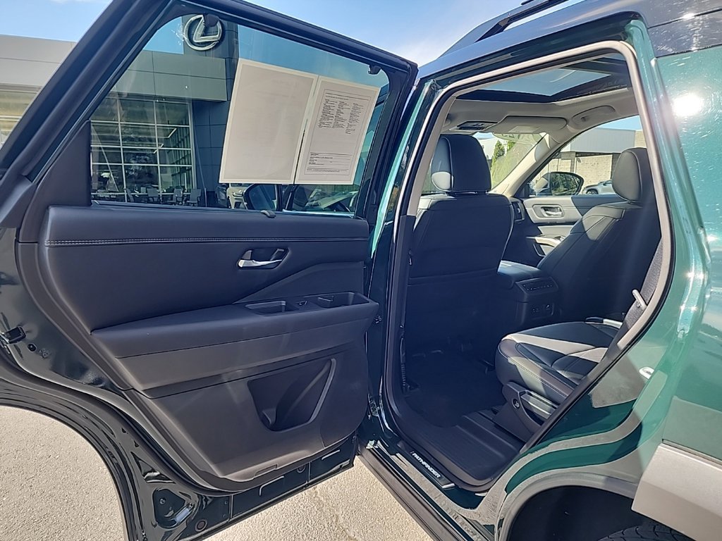 Used 2023 Nissan Pathfinder Platinum w/ Lighting Package (N92) AWD/4WD image 15