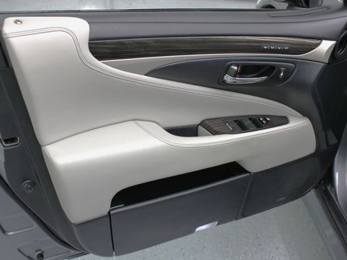 Used 2014 Lexus LS 460 L image 37