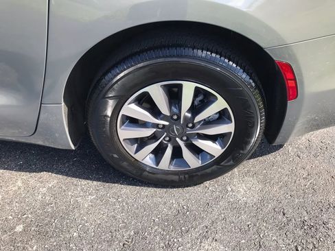 Used 2023 Chrysler Pacifica Touring-L FWD image 44