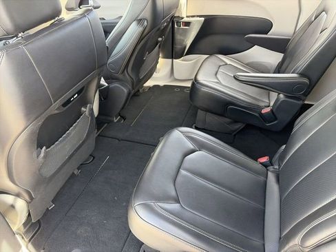 Used 2024 Chrysler Pacifica Touring-L image 16