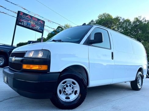 Used 2019 Chevrolet Express 2500 image 3