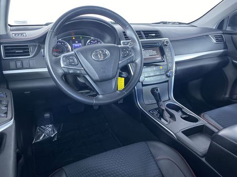 Used 2015 Toyota Camry SE image 2