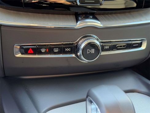 Certified 2025 Volvo XC60 B5 Plus image 28