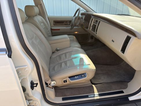 Used 1996 Cadillac Fleetwood Brougham RWD image 20