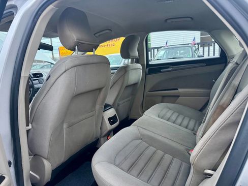 Used 2017 Ford Fusion SE image 11